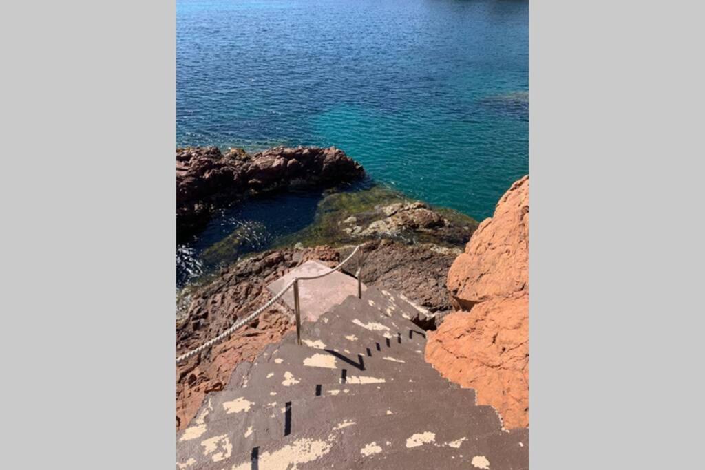 Cap Neree Petit Coin De Paradis Pieds Dans L Eau Saint-Raphaël Kültér fotó